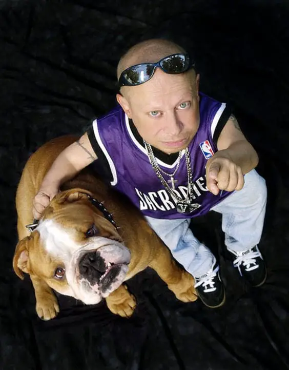 Verne-Troyer-and-his-bulldog