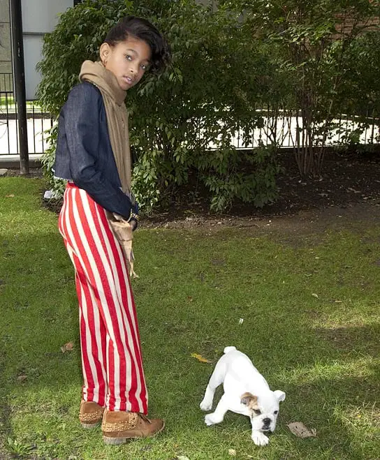 Willow-Smith-and-her-bulldog